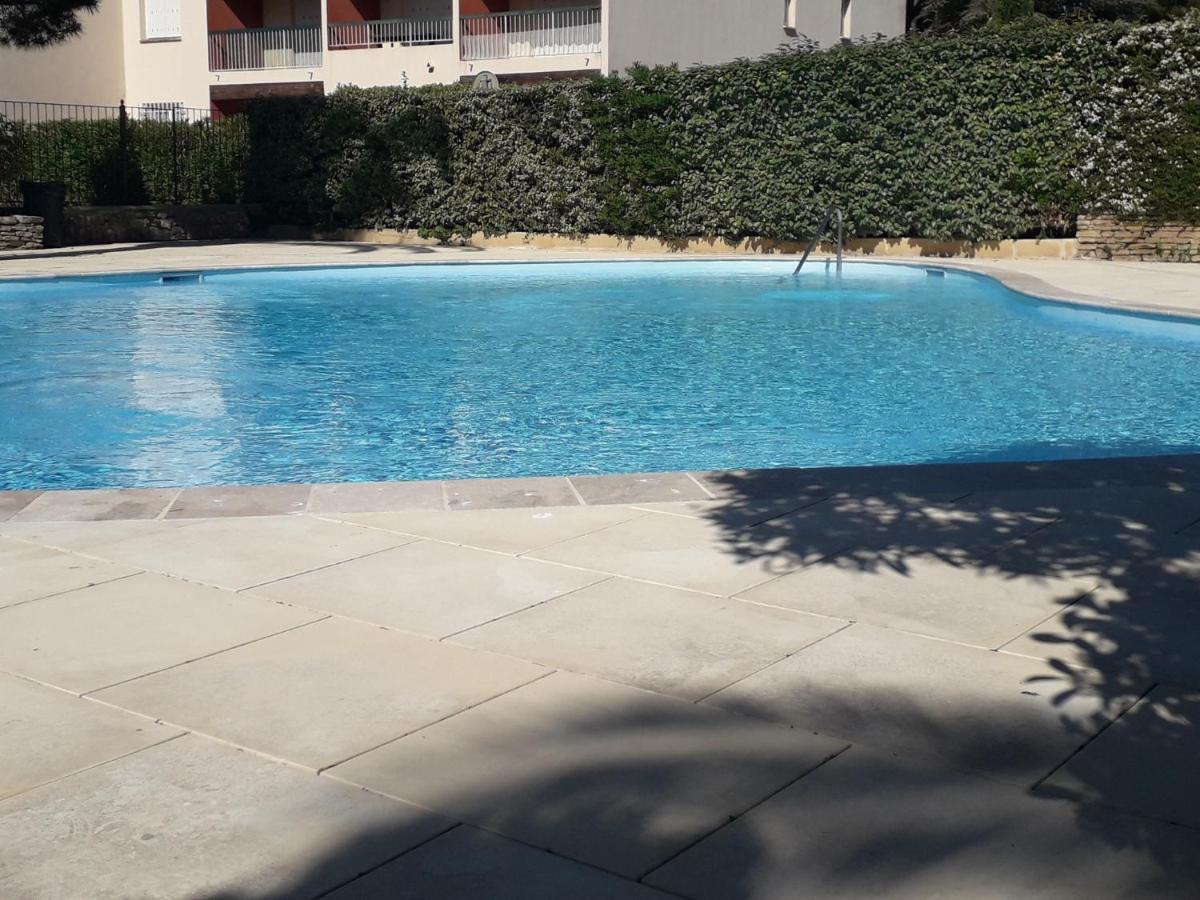 Nature Et Loisirs: Parking/ Piscine * Bandol